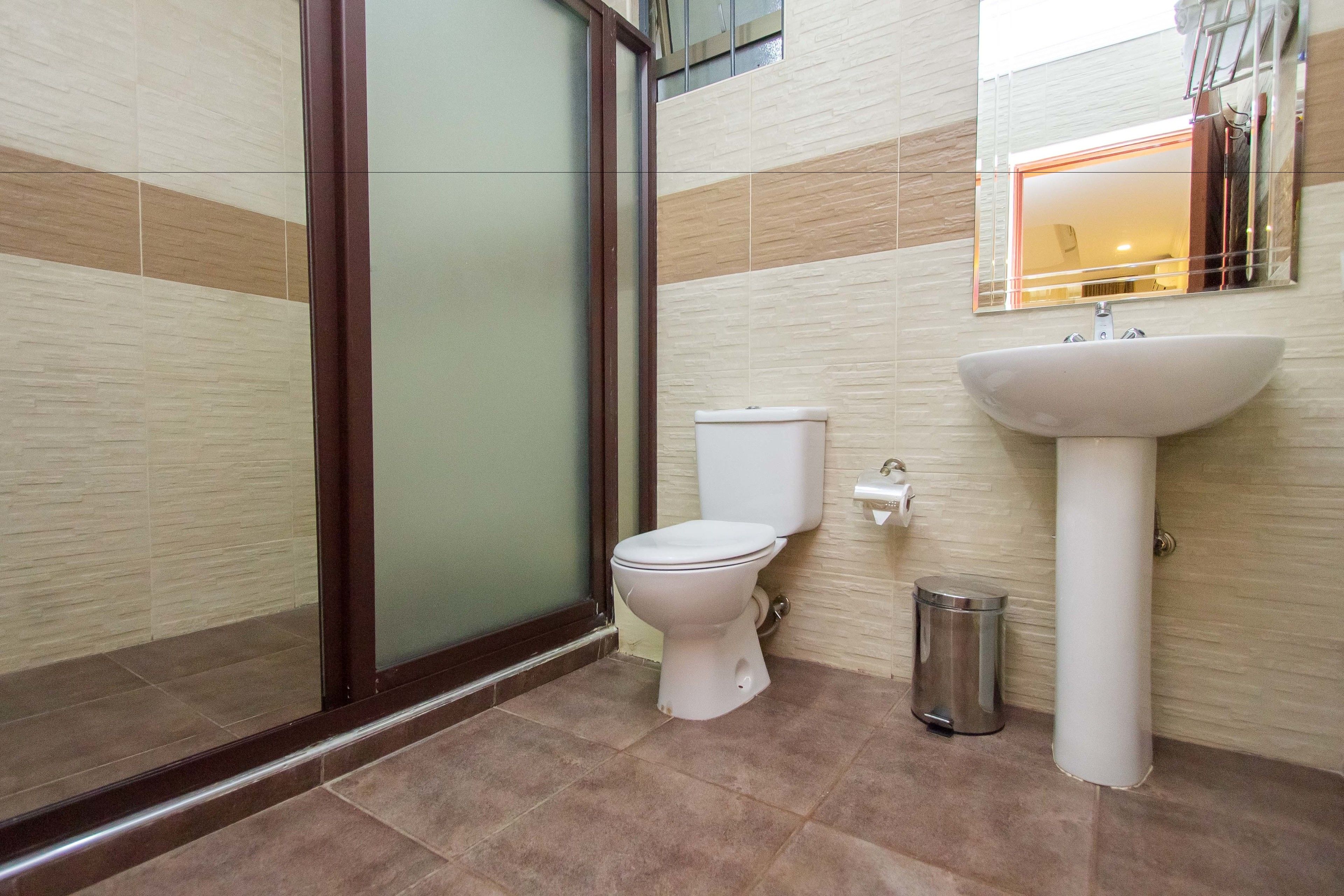 superior double room | bathroom | shower, hydromassage showerhead, free toiletries, slippers