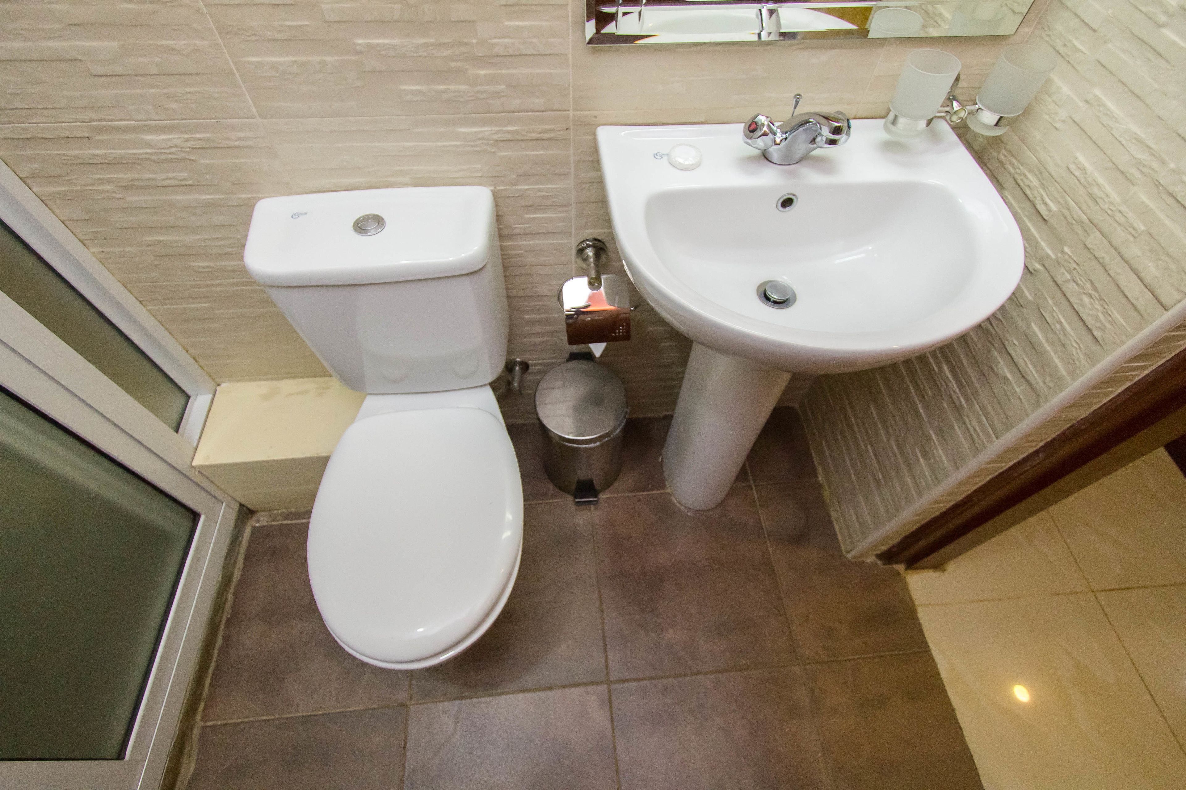 suite | bathroom | shower, hydromassage showerhead, free toiletries, slippers