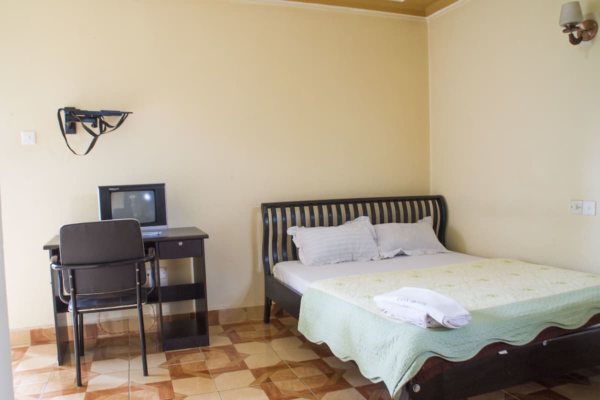 Escritorio, wifi gratis y ropa de cama 