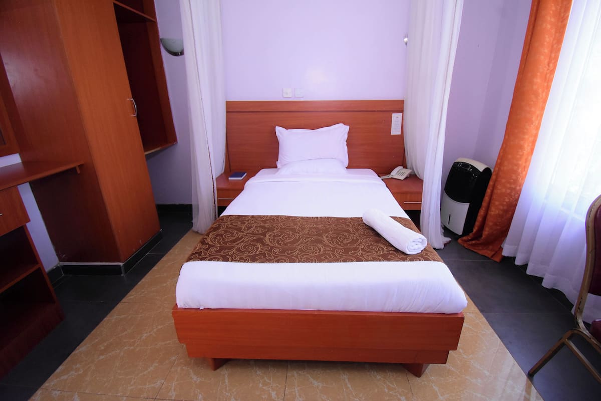 Standard Single Room | Minibar, desk, soundproofing, free WiFi