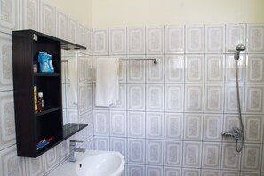 Shower, rainfall showerhead, free toiletries, slippers - Spannet Suites (Mbarara)