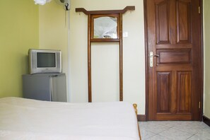 Escritorio, wifi gratis, ropa de cama