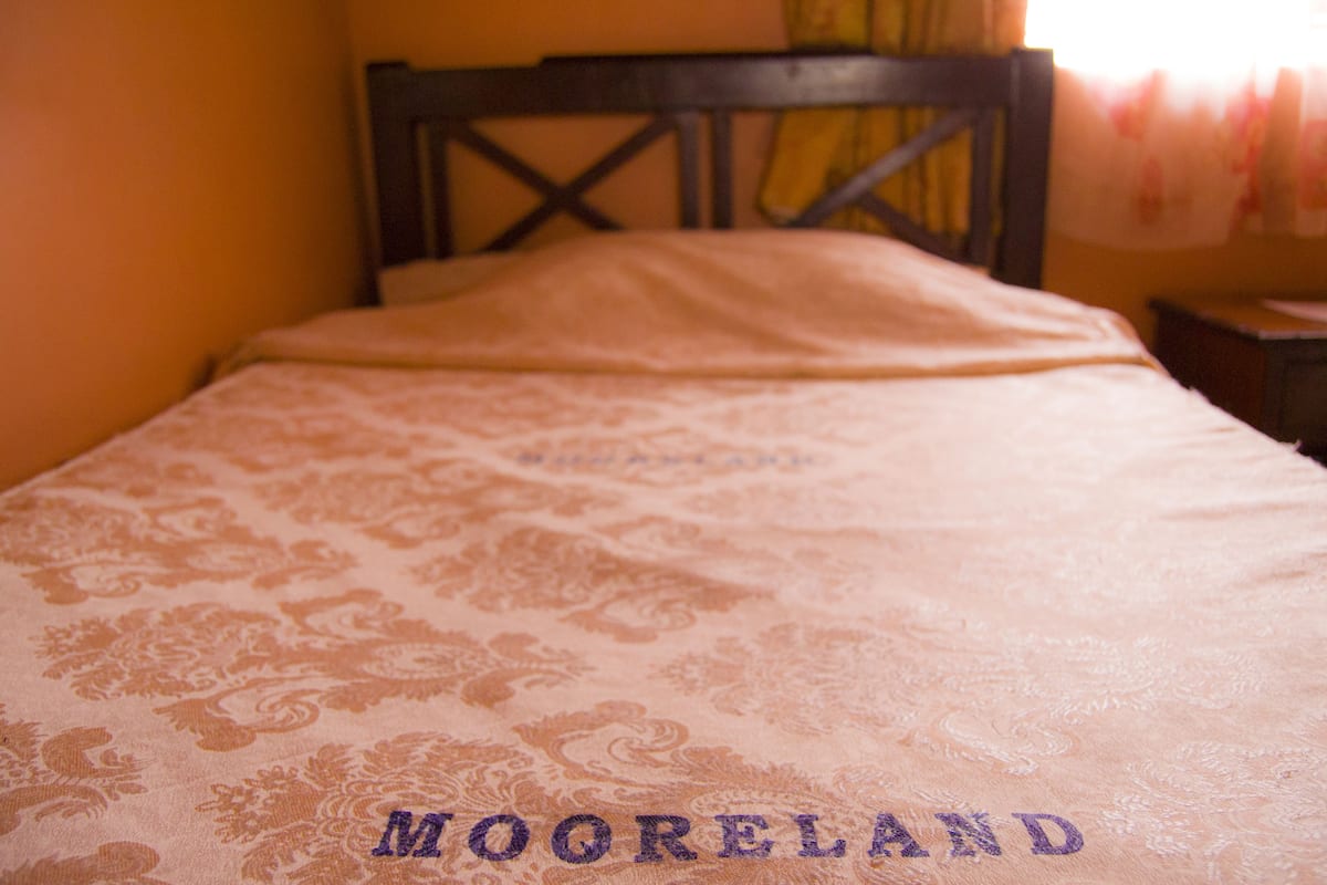 Een bureau, gratis wifi, beddengoed