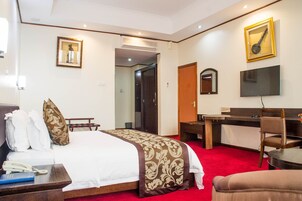 Escritorio, wifi gratis y ropa de cama