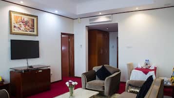 Escritorio, wifi gratis y ropa de cama