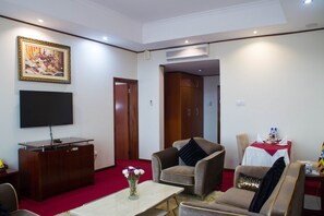 Desk, free WiFi, bed sheets - Lake View Resort Hotel (Mbarara)