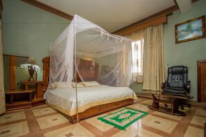 Suite Deluxe | Coffres-forts dans les chambres, bureau, Wi-Fi gratuit, draps fournis