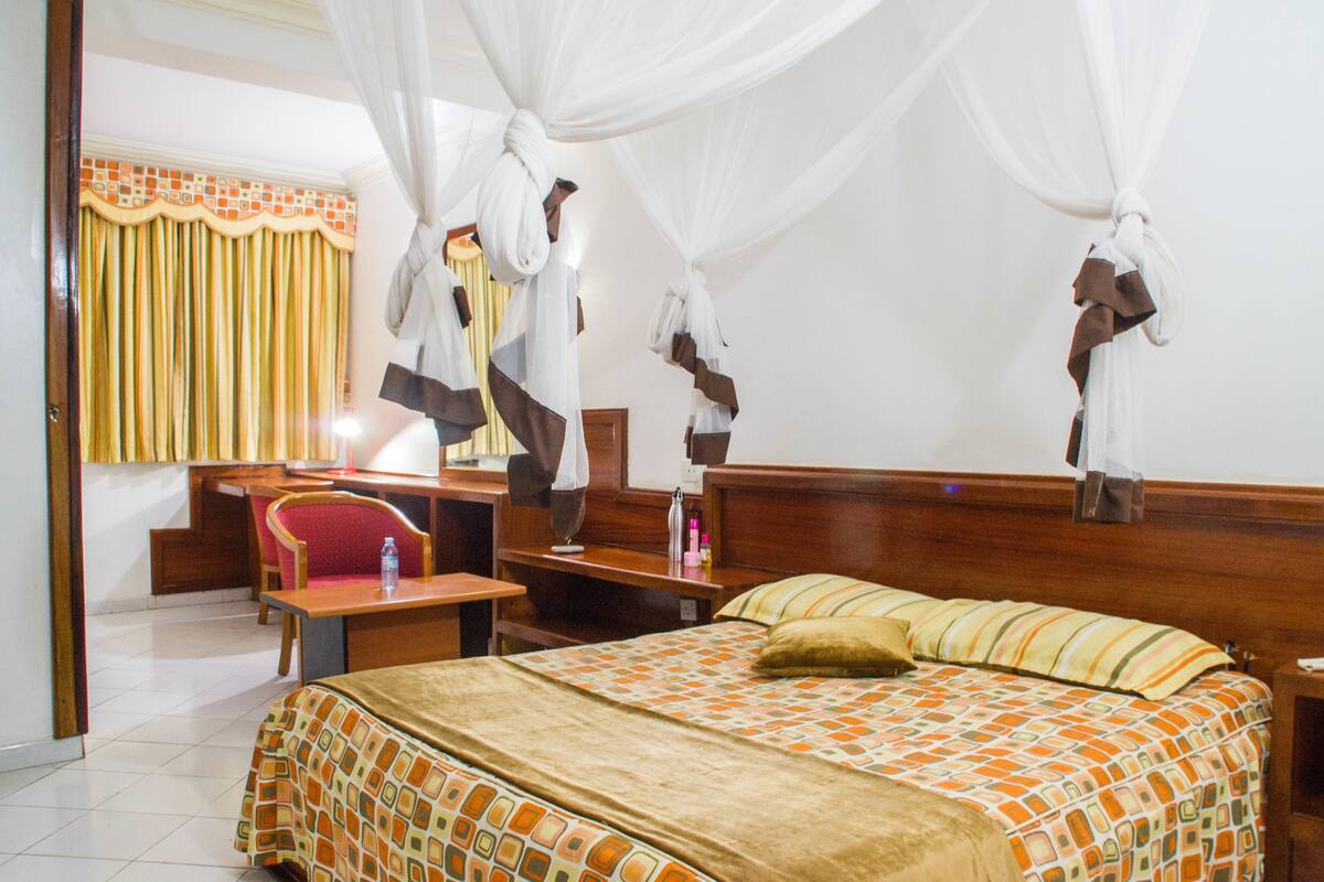 Habitación Deluxe doble | Escritorio, wifi gratis, ropa de cama