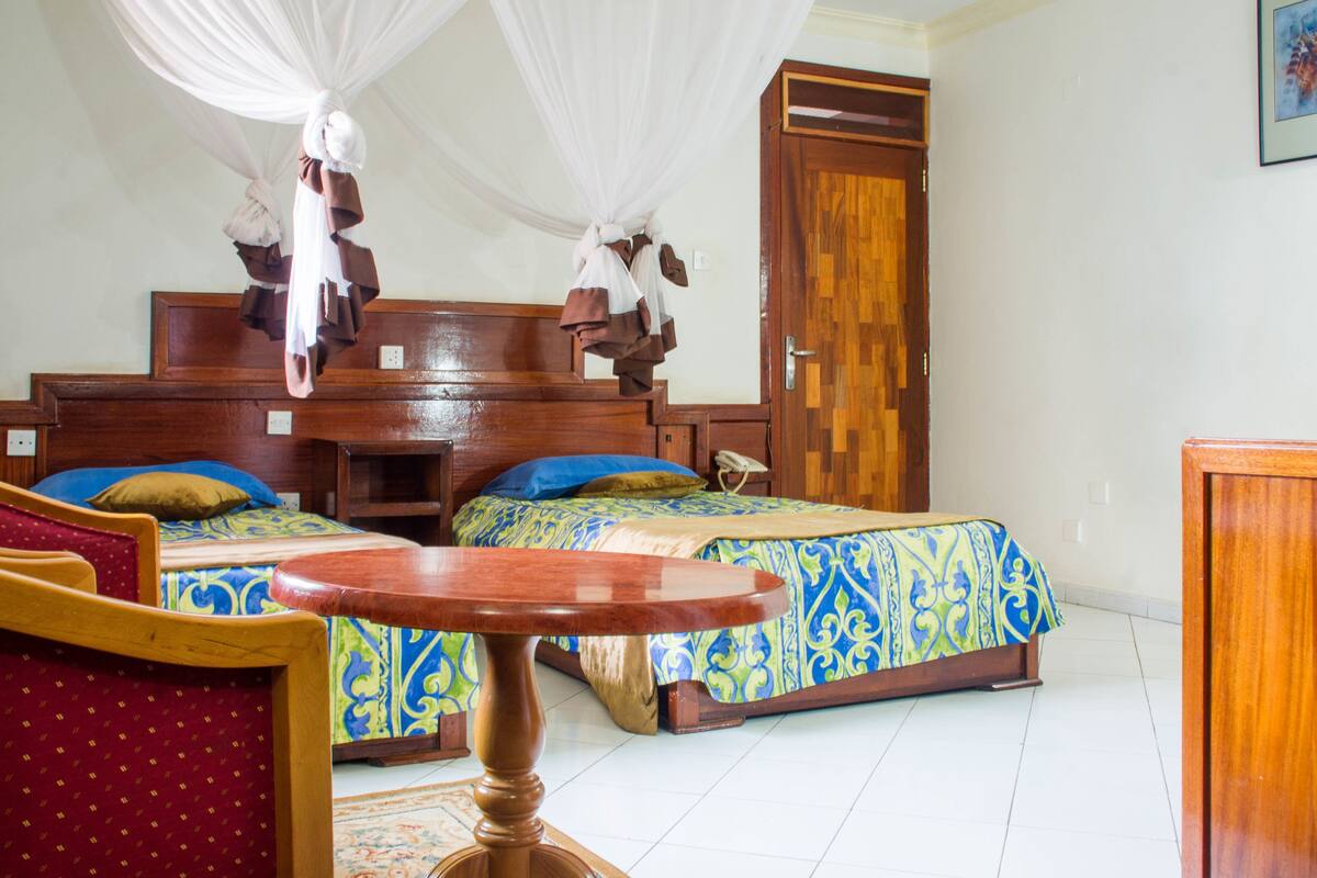 Habitación Deluxe con 2 camas individuales | Escritorio, wifi gratis, ropa de cama