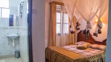 Deluxe Suite | Bathroom | Combined shower/bathtub, rainfall showerhead, free toiletries, slippers