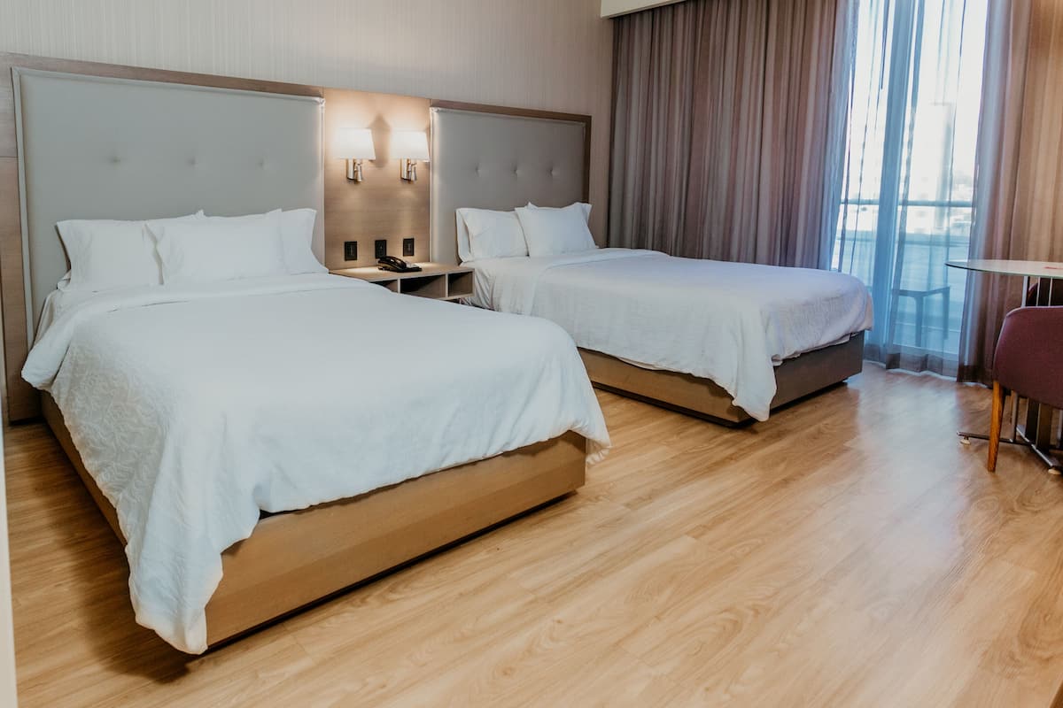 Kamar, 2 Tempat Tidur Double, balkon | Seprai premium, brankas, dan setrika/meja setrika