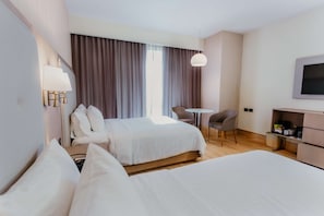 Room, 2 Double Beds | Premium bedding, in-room safe, iron/ironing board, free cots/infant beds - Hilton Garden Inn Silao Aeropuerto Bajio (Silao)