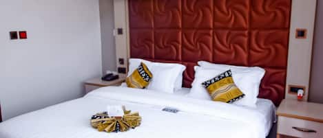 1 bedroom, desk, laptop workspace, soundproofing