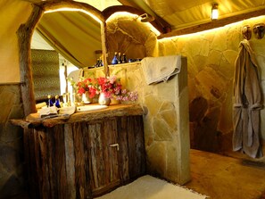 Superior Cottage | Bathroom | Combined shower/bathtub, free toiletries, towels