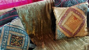 واي فاي مجانًا وملاءات أسرّة