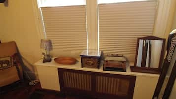 Classic Room, 1 King Bed, Shared Bathroom