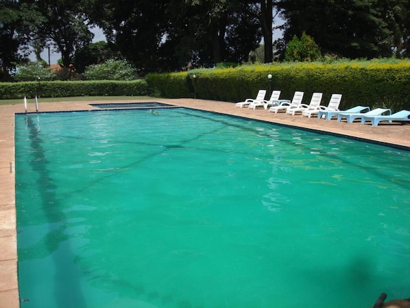 Una piscina al aire libre