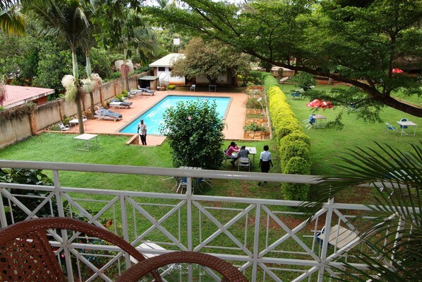 Outdoor pool - Jinja Safari Hotel (Jinja)