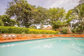 Outdoor pool - Jinja Safari Hotel (Jinja)