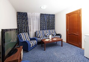 Suite Mewah | Minibar, brankas, tirai kedap cahaya, dan kedap suara