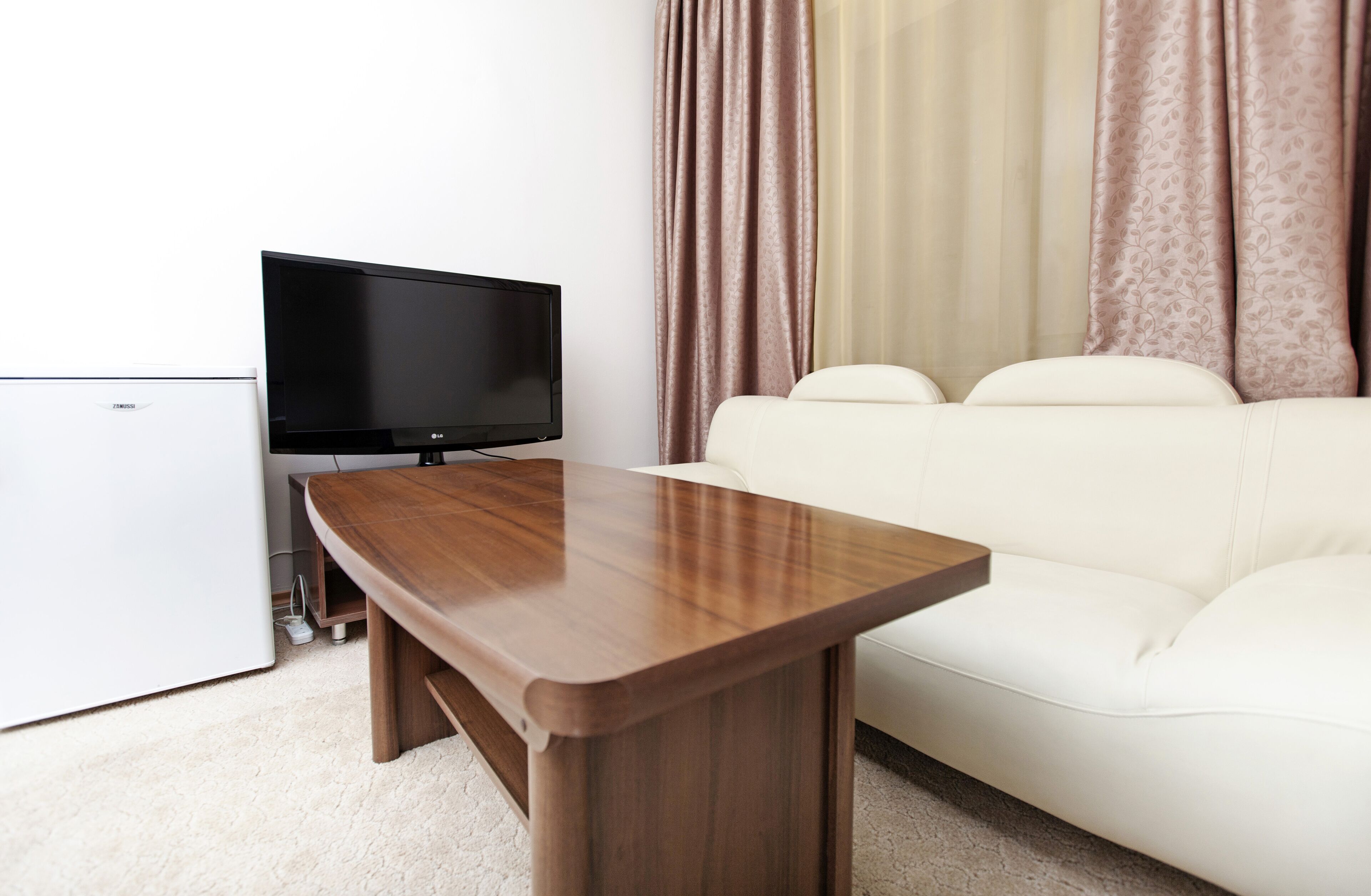 luxury suite | minibar, in-room safe, blackout curtains, soundproofing