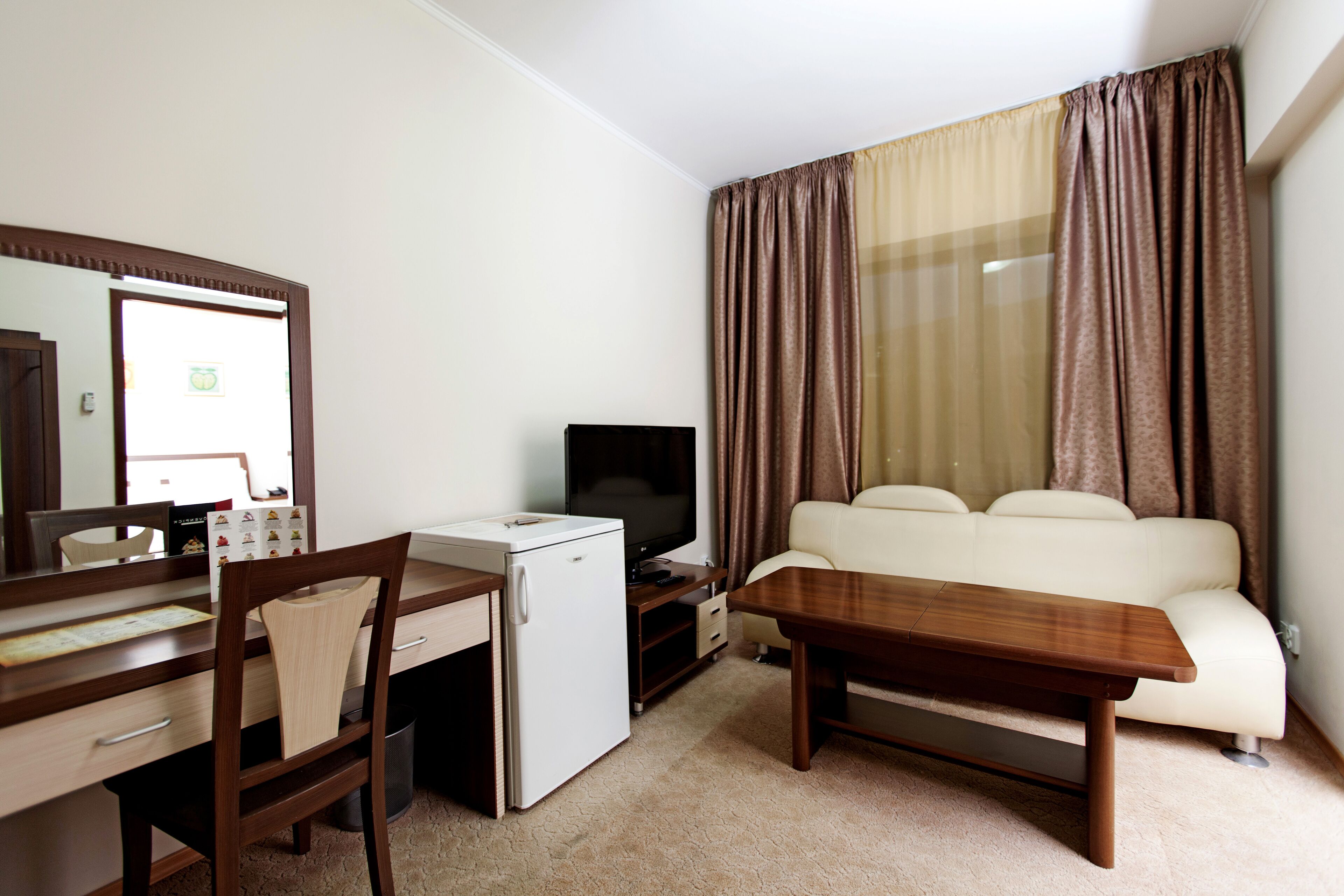 luxury suite | minibar, in-room safe, blackout curtains, soundproofing