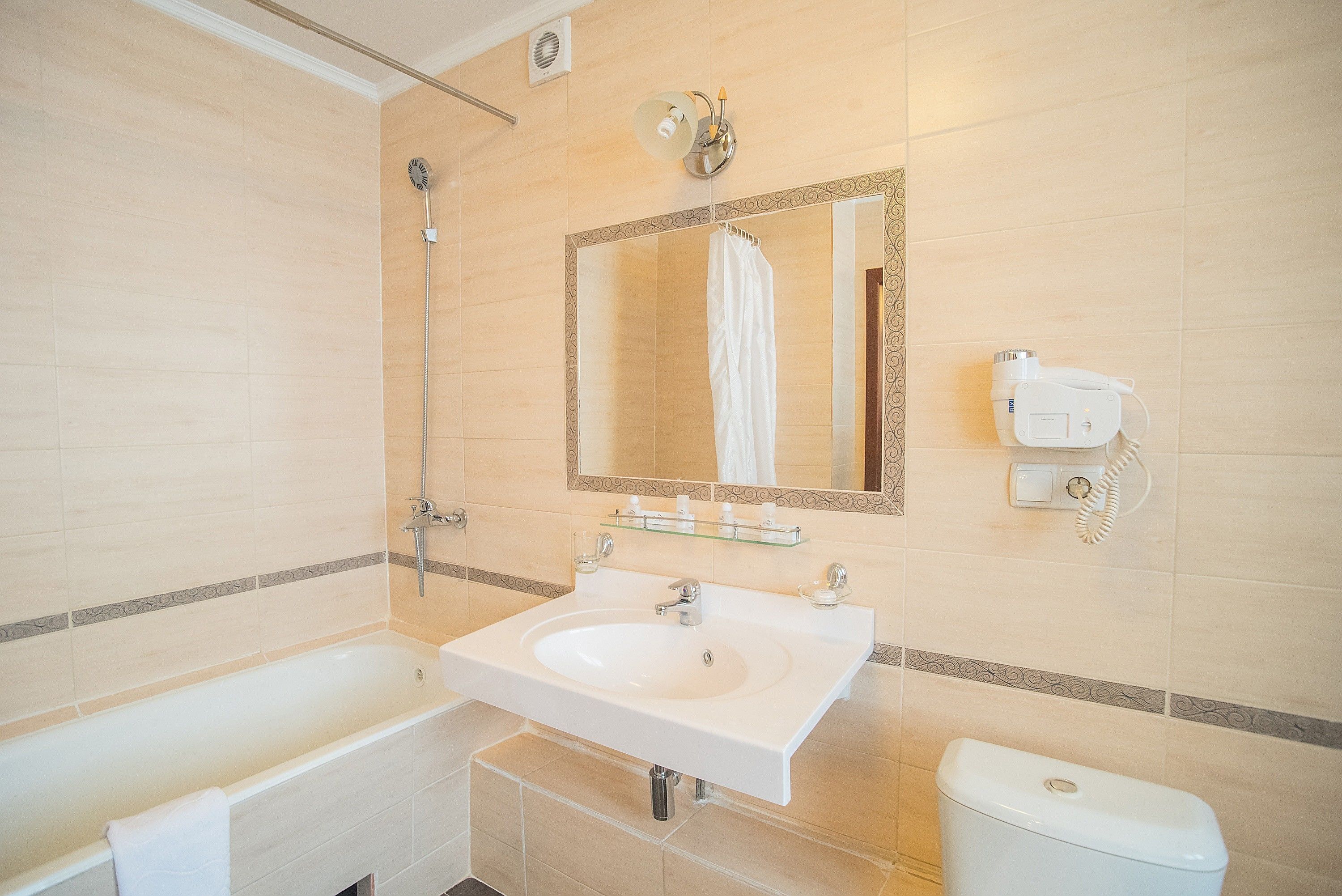 deluxe room | minibar, in-room safe, blackout curtains, soundproofing