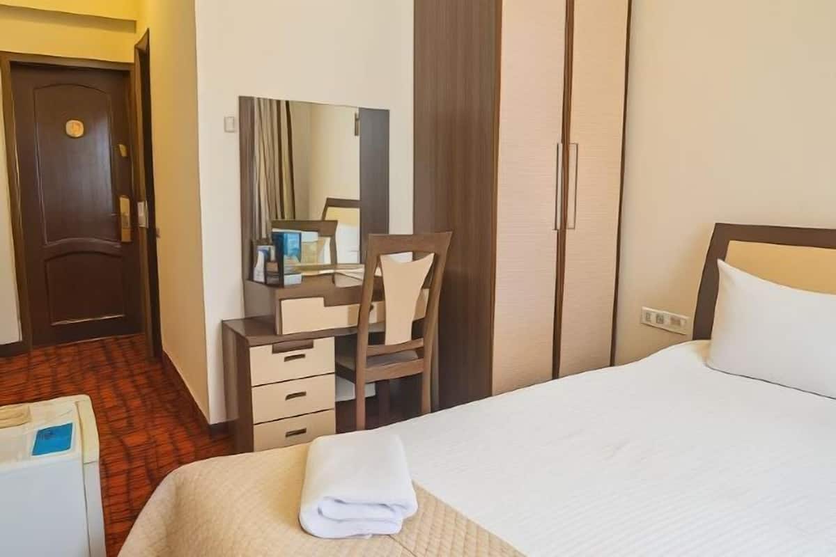 Minibar, coffres-forts dans les chambres, rideaux occultants