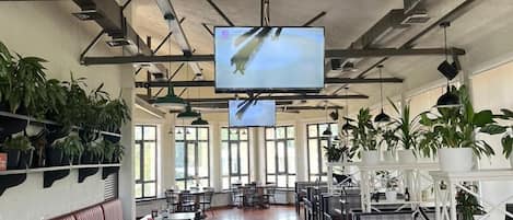 Restauration en plein air, sert le petit déjeuner et le déjeuner