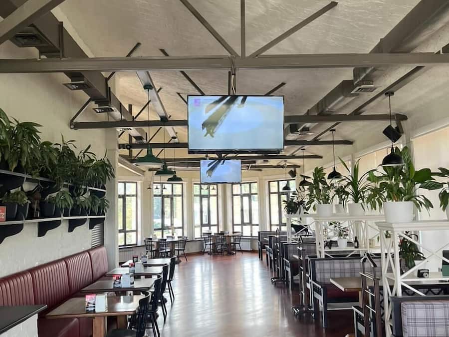 Alfresco dining, serves breakfast, lunch, and dinner