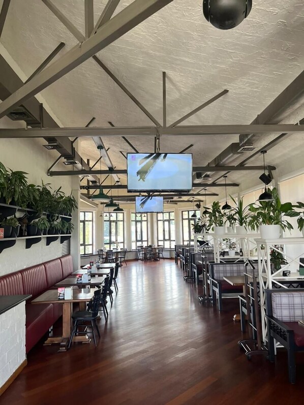 Alfresco dining, serves breakfast, lunch, and dinner