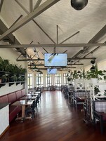 室外就餐，供应早餐、午餐和晚餐