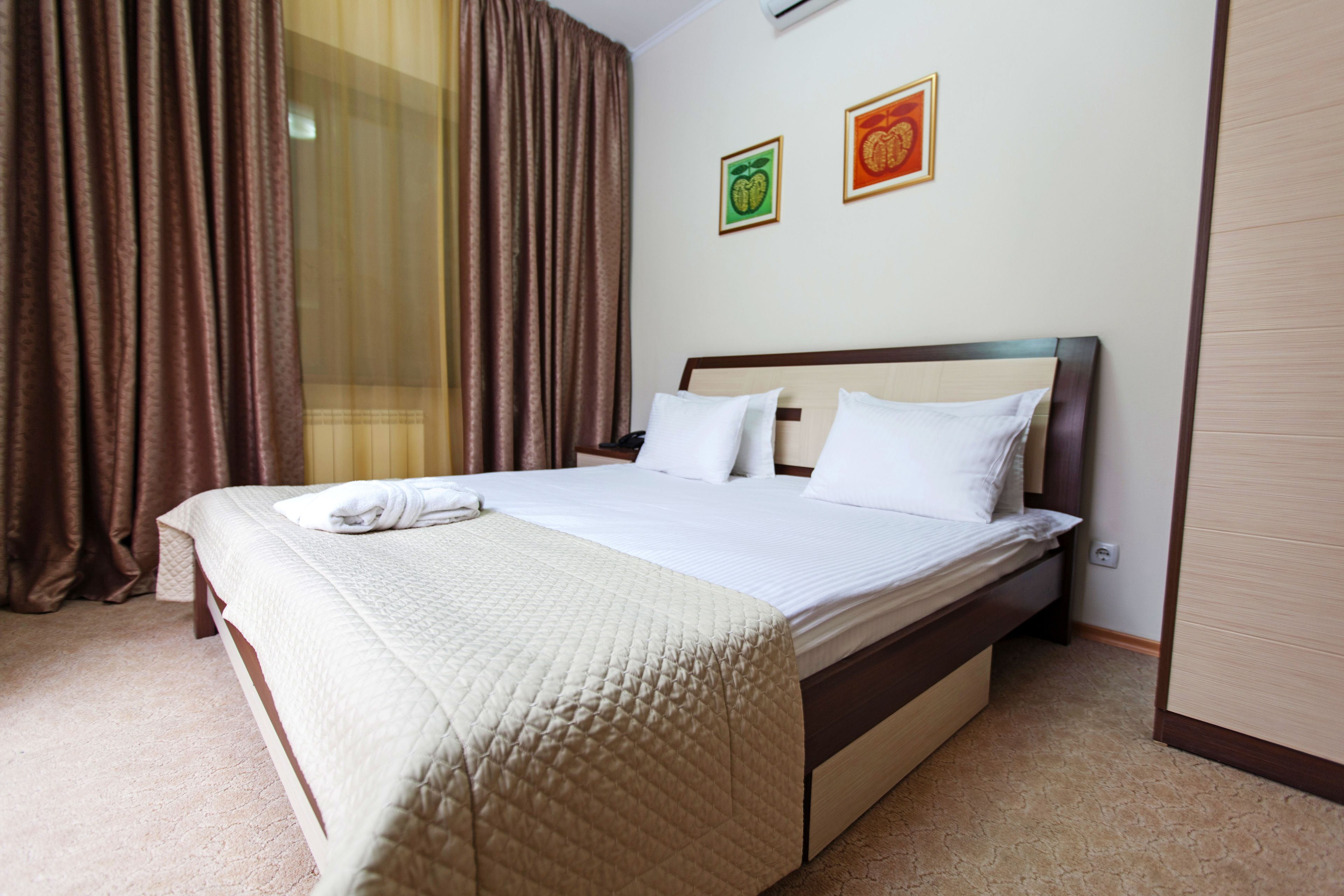 Minibar, caja de seguridad en la habitación y cortinas blackout 