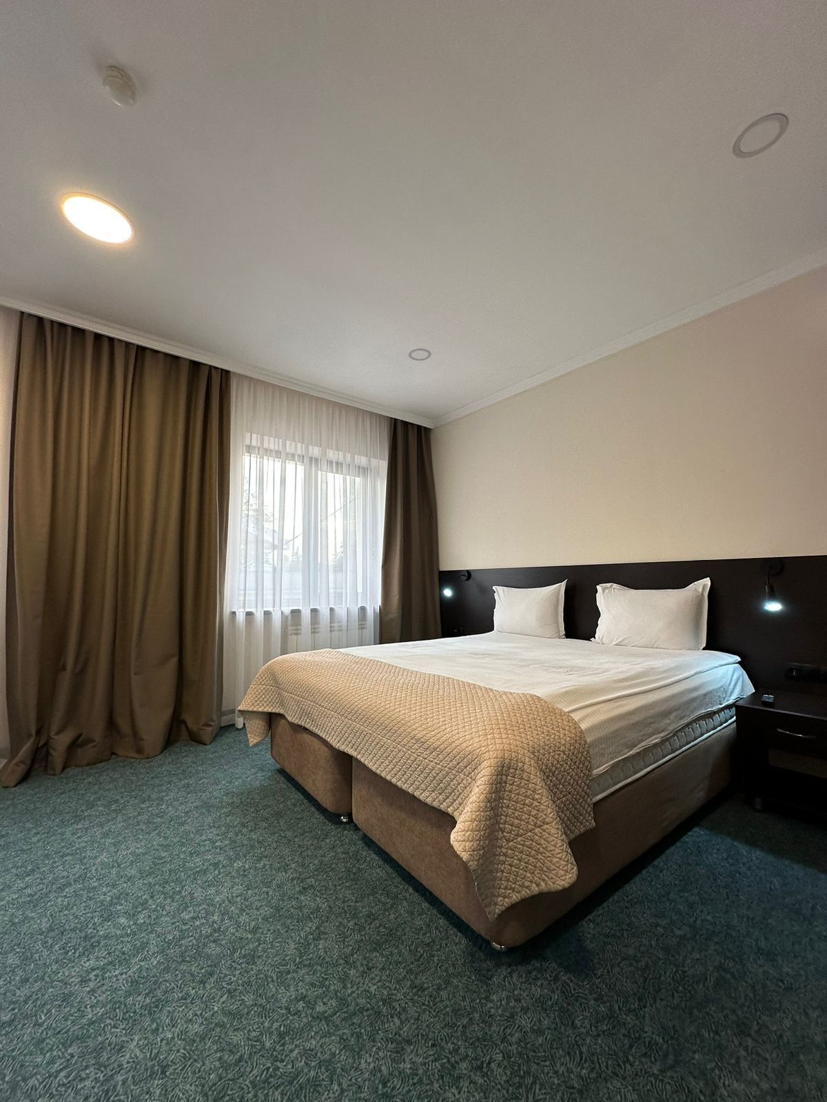 奢华客房 | 迷你吧、客房内保险箱、遮光窗帘、隔音