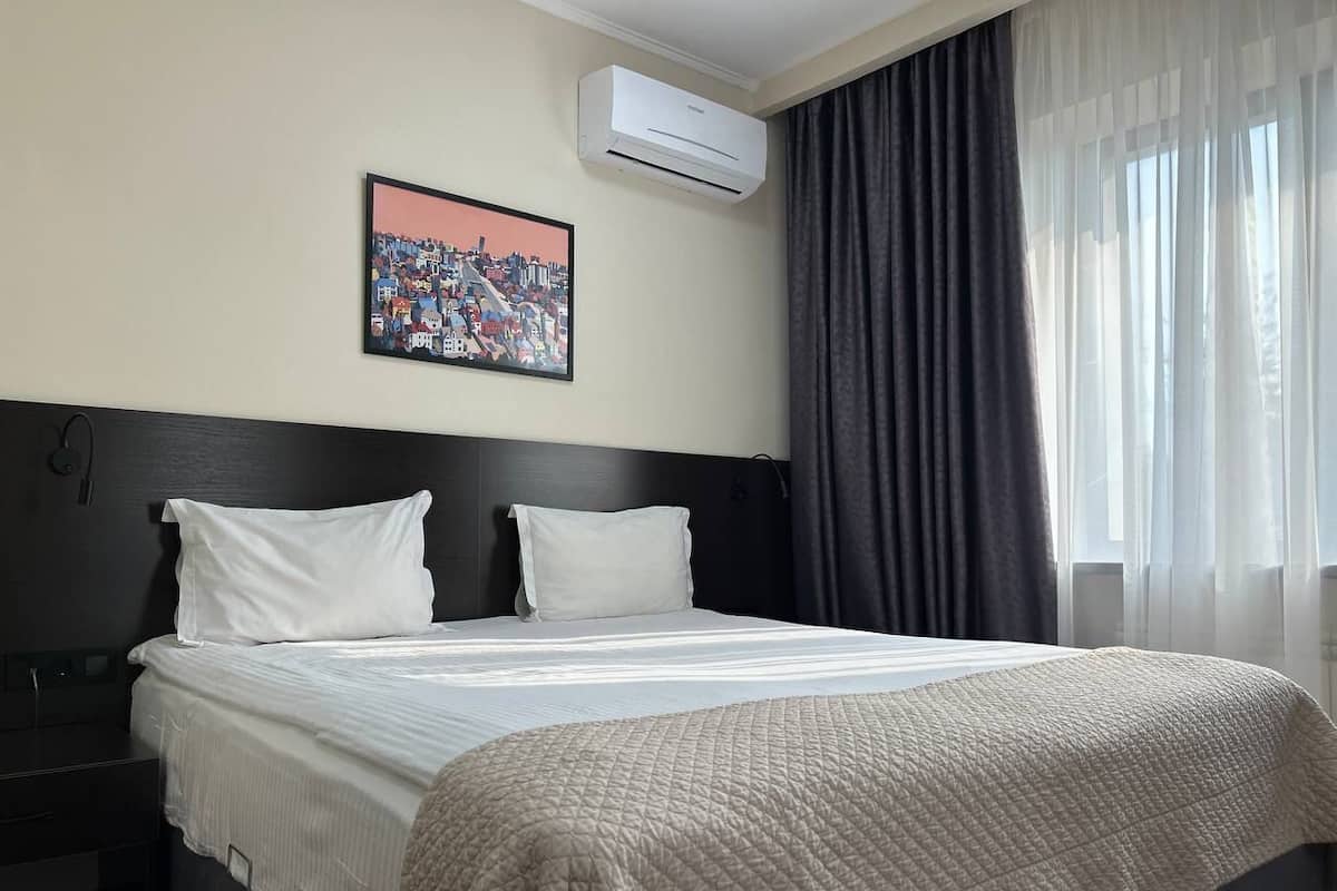 Habitación superior | 1 dormitorio, minibar, caja fuerte y cortinas opacas