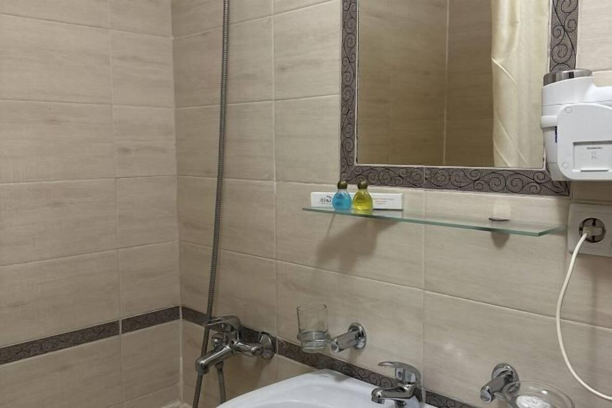 Baño | Tina profunda, amenidades de baño gratuitas, secadora de cabello, batas