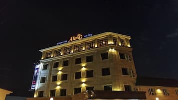 Fachada del alojamiento - Noche