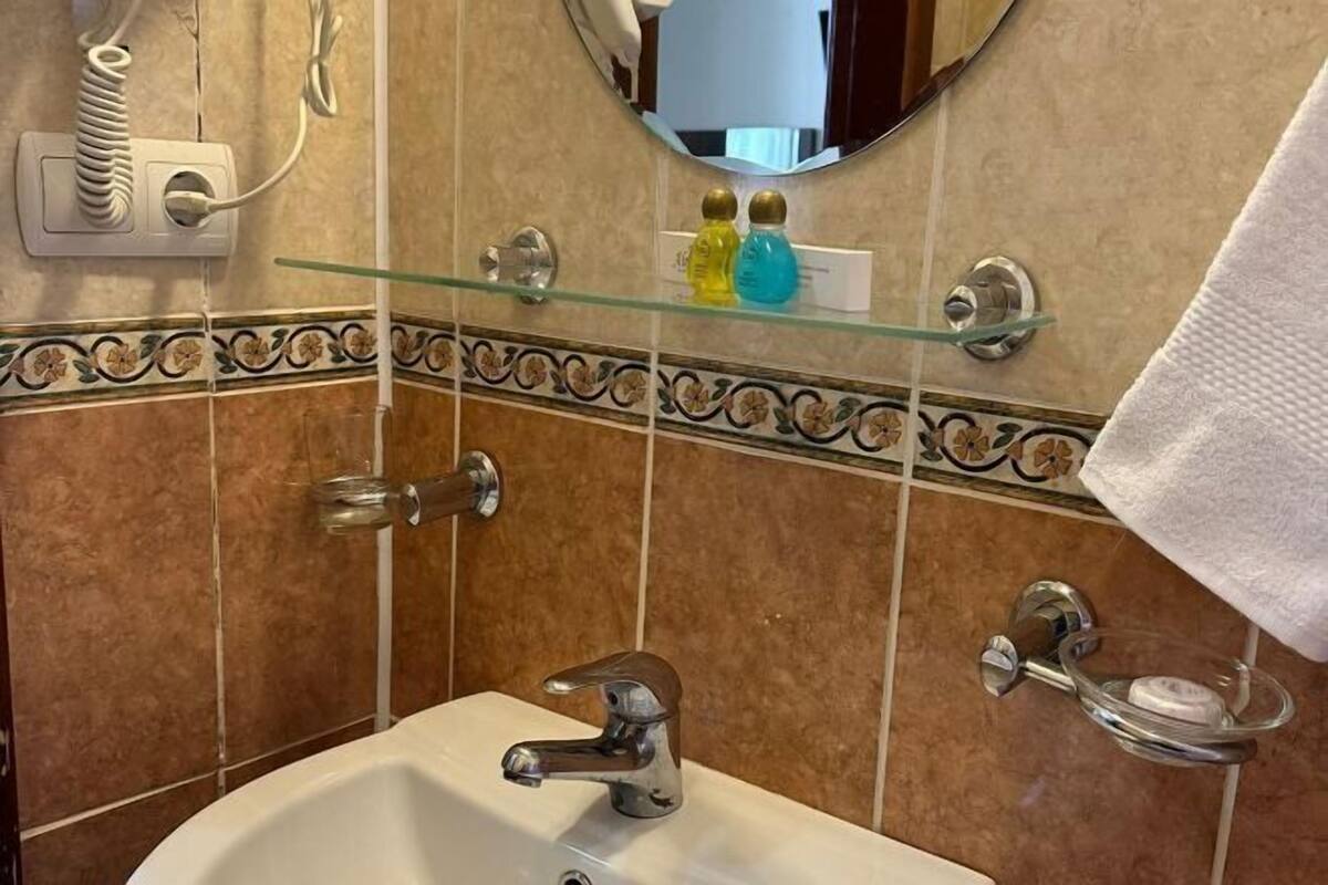 Baño | Tina profunda, amenidades de baño gratuitas, secadora de cabello, batas