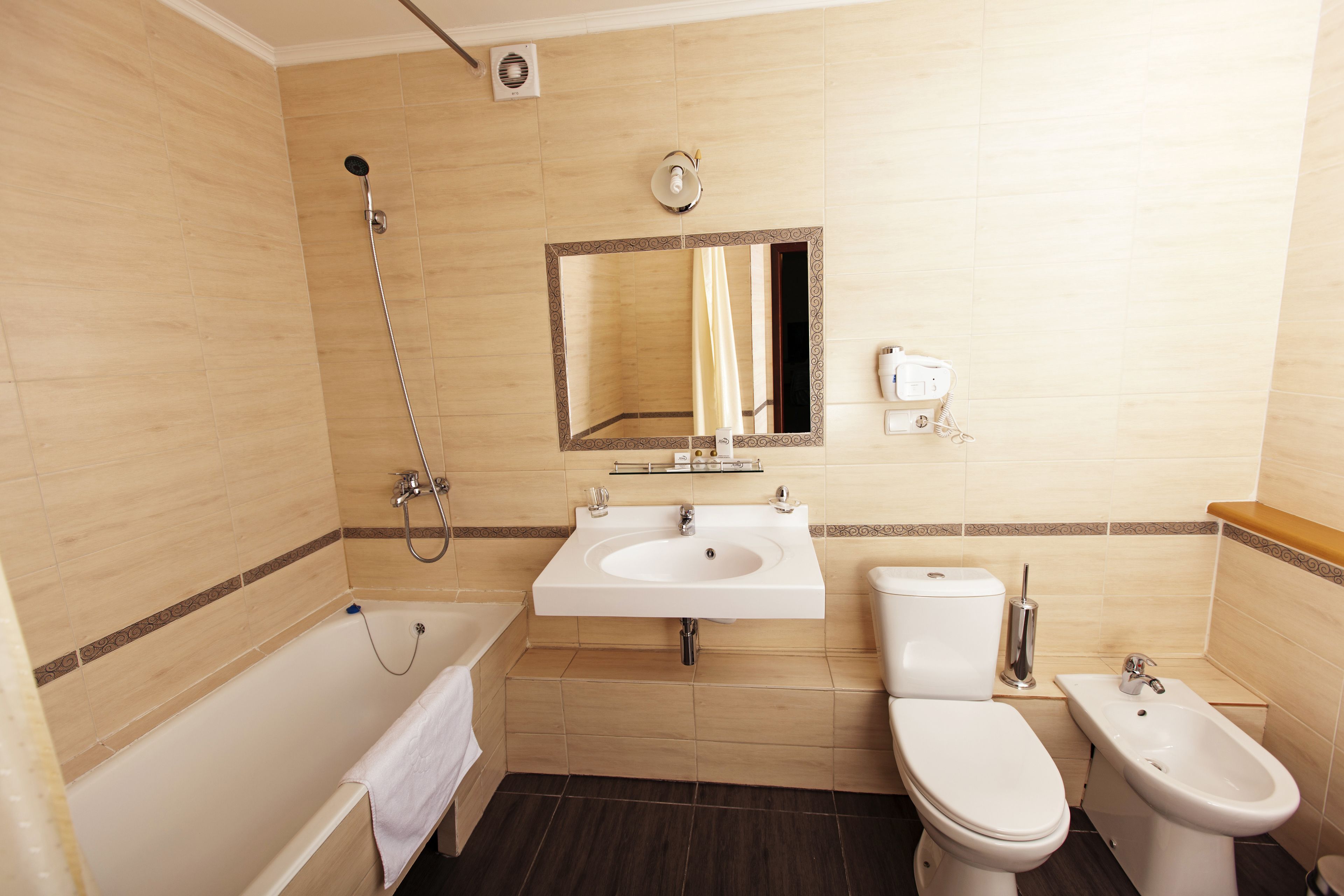standard twin room | bathroom | deep-soaking bathtub, free toiletries, hair dryer, bathrobes