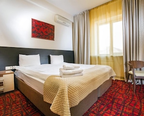 Deluxe-rum | 1 sovrum, minibar och värdeförvaringsskåp på rummet