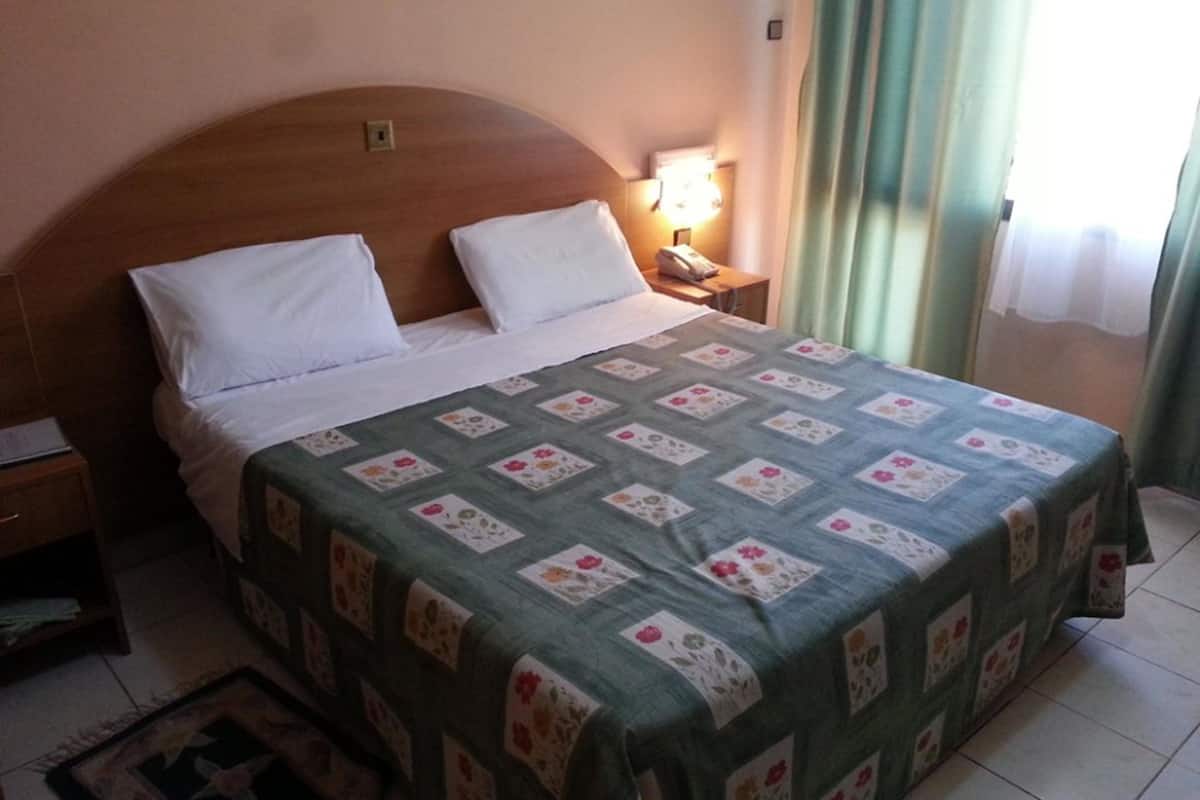 Deluxe Double Room | Minibar, in-room safe, desk, WiFi (free)