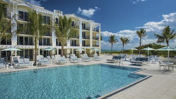 2 kolam renang outdoor, dengan payung kolam renang dan kursi berjemur