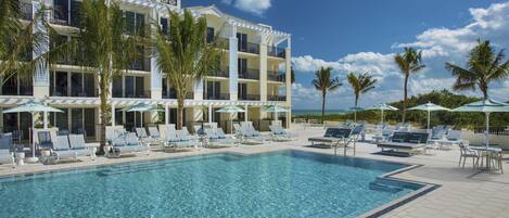 2 Außenpools, Sonnenschirme, Liegestühle