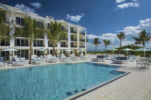 2 piscinas al aire libre, sombrillas, sillones reclinables de piscina