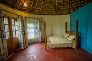 Free cribs/infant beds, free WiFi, bed sheets - Roots Retreat and Camping Resort (Entebbe)