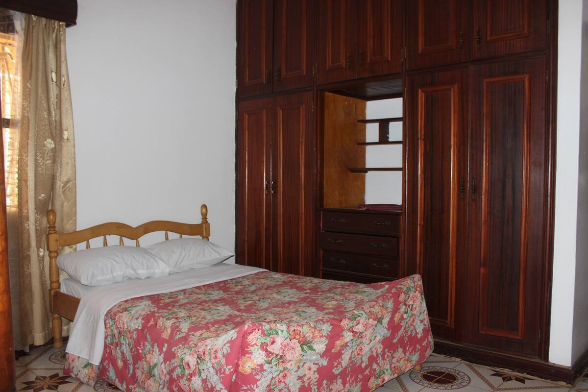 Quarto solteiro standard | Escrivaninha, Wi-Fi de cortesia