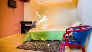 Escritorio, wifi gratis y ropa de cama 