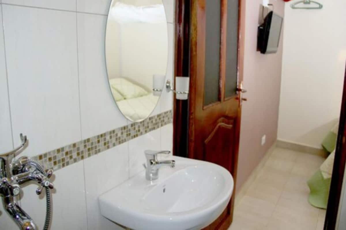 Combined shower/tub, free toiletries, slippers, towels