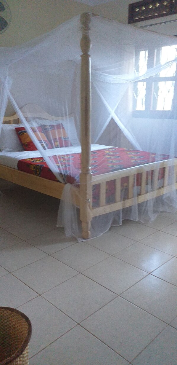 1 habitación, caja de seguridad en la habitación y escritorio