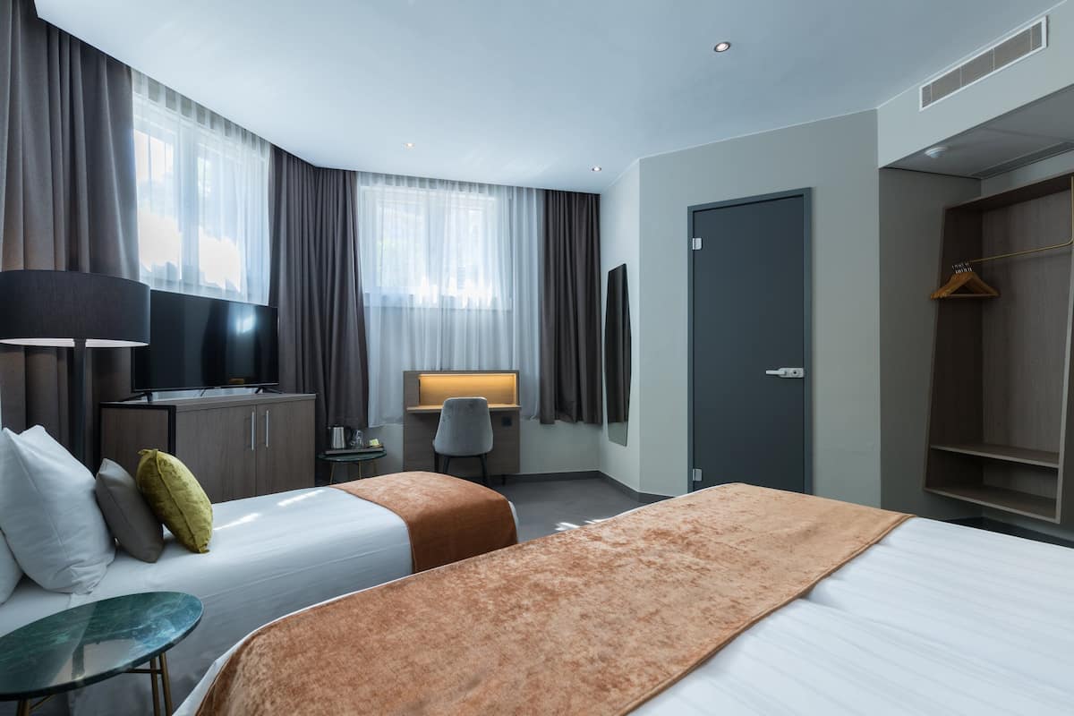 Comfort-huone (1 Double 1 Single Bed Limited View) | Allergiatestatut vuodevaatteet, minibaari, tallelokero huoneessa